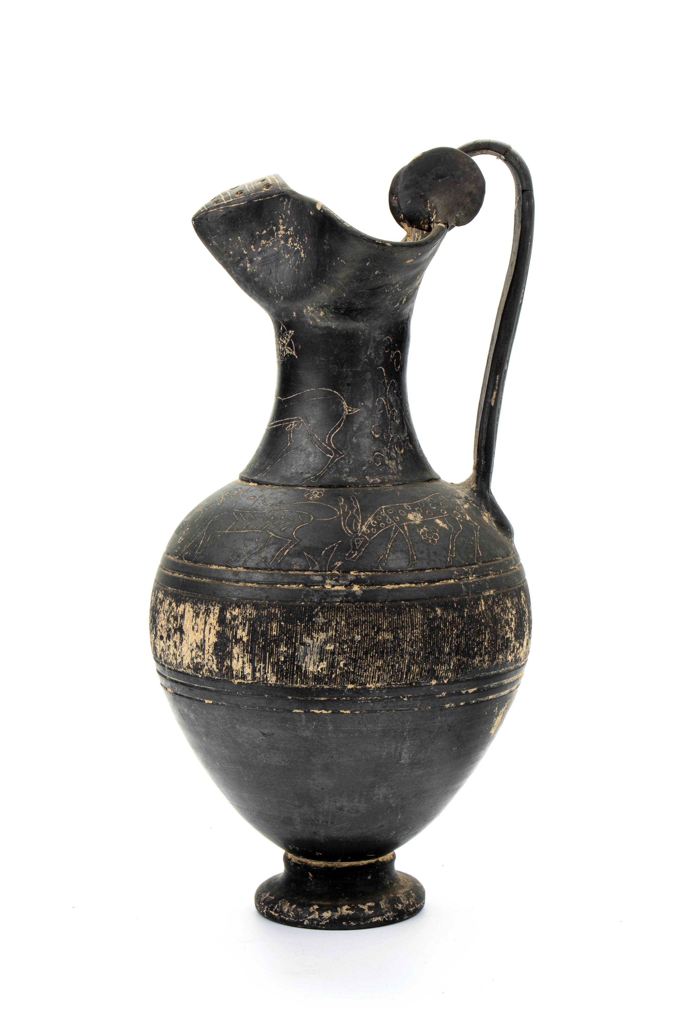 Oinochoe in ceramica buccheroide con becco carenato e con scene venatorie graffite