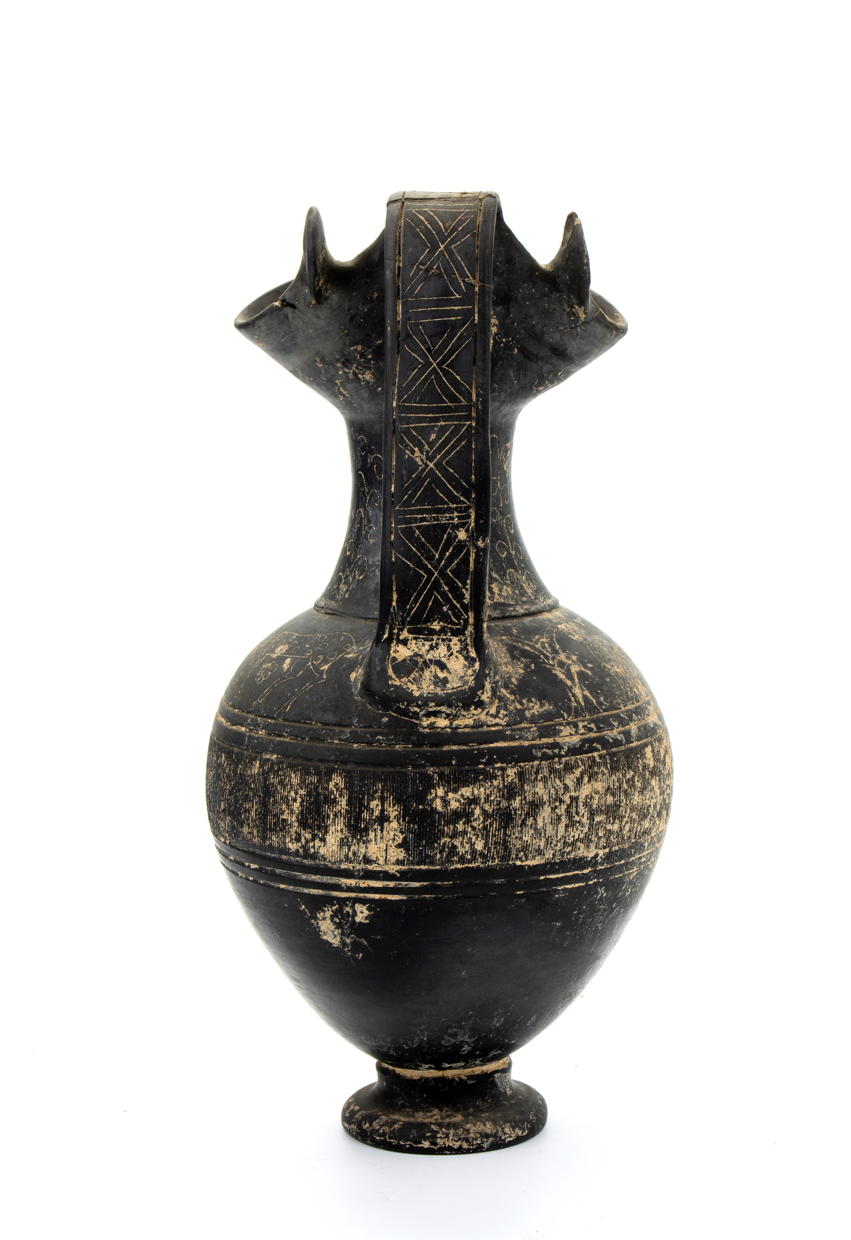 Oinochoe in ceramica buccheroide con becco carenato e con scene venatorie graffite