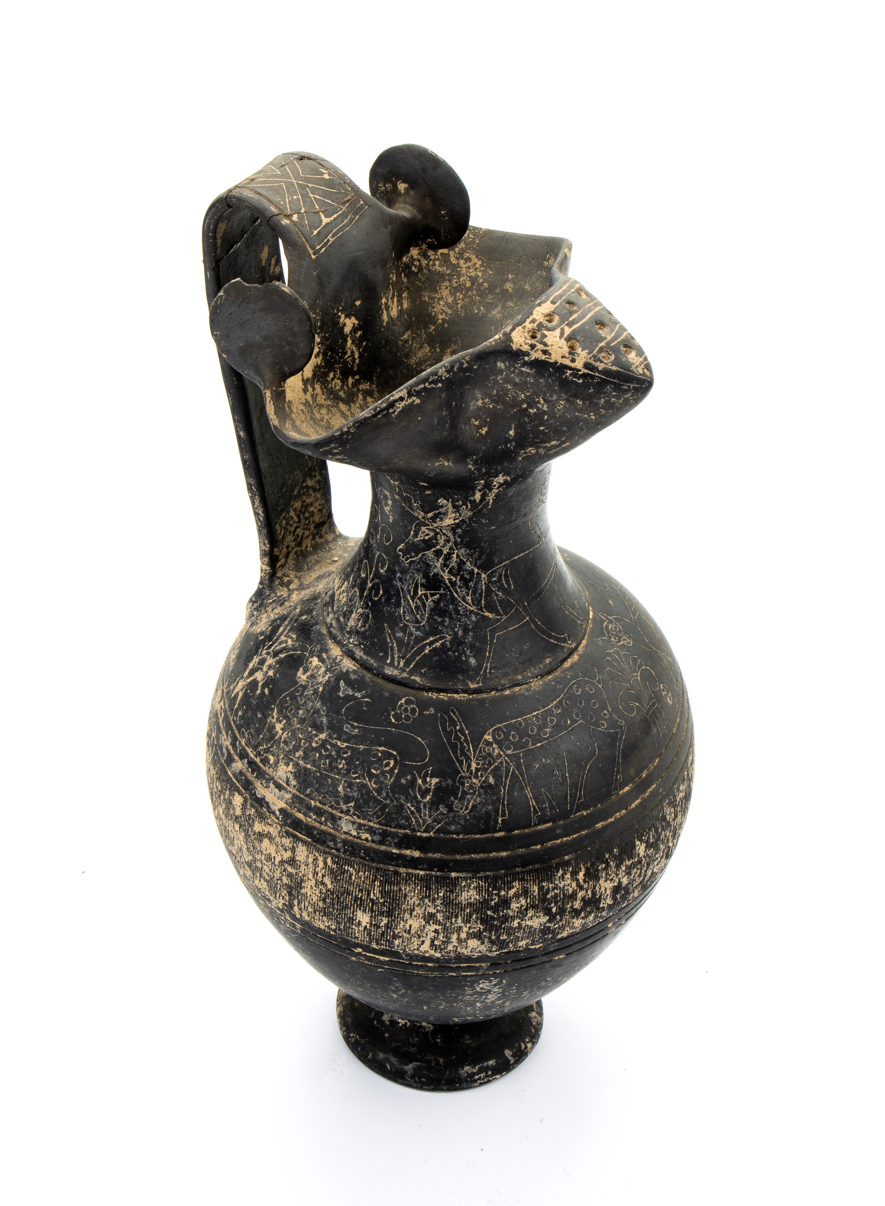 Oinochoe in ceramica buccheroide con becco carenato e con scene venatorie graffite