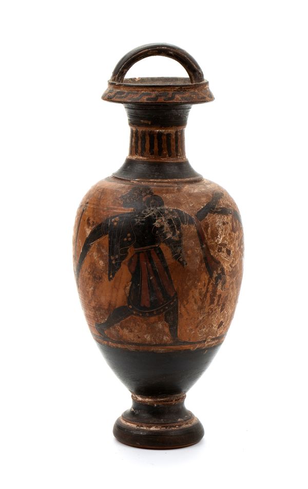 Oinochoe in ceramica arcaica a figure nere raffigurante scena mitologica