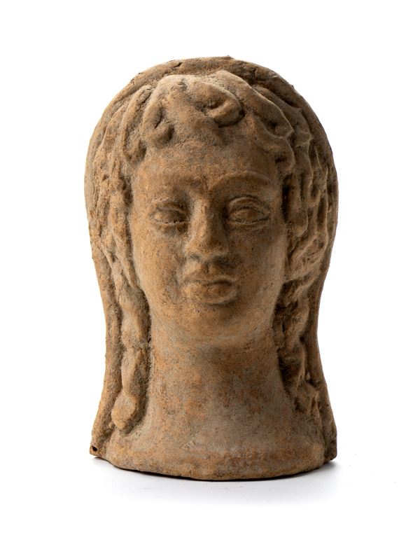 Piccola antefissa in terracotta raffigurante figura muliebre