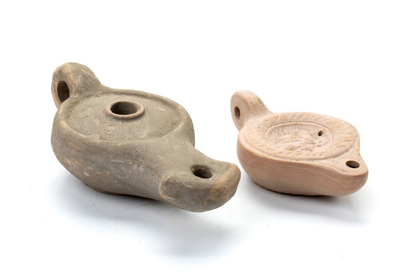 Lotto di due lucerne di cui una con decoro graffito e a rilievo