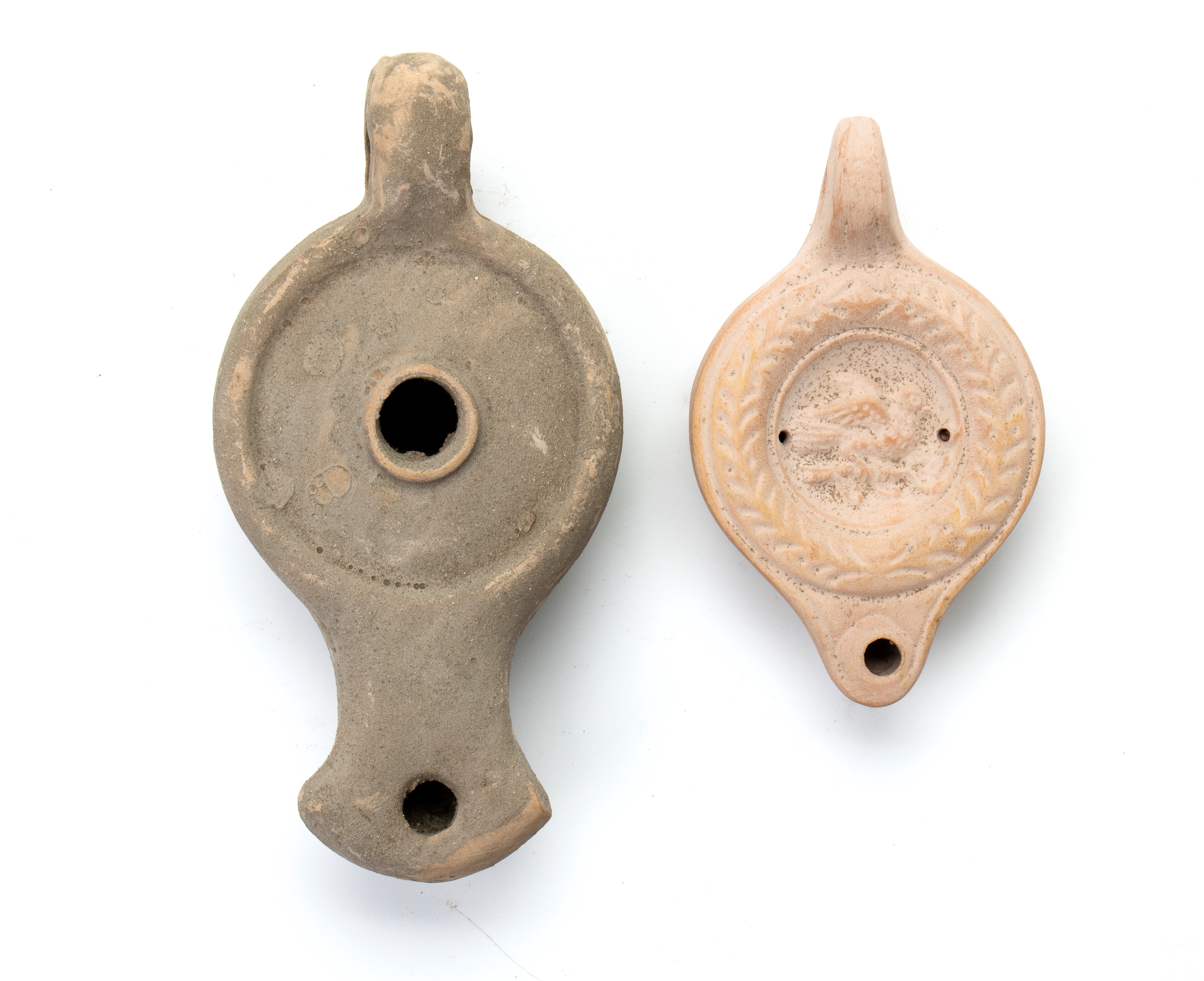 Lotto di due lucerne di cui una con decoro graffito e a rilievo