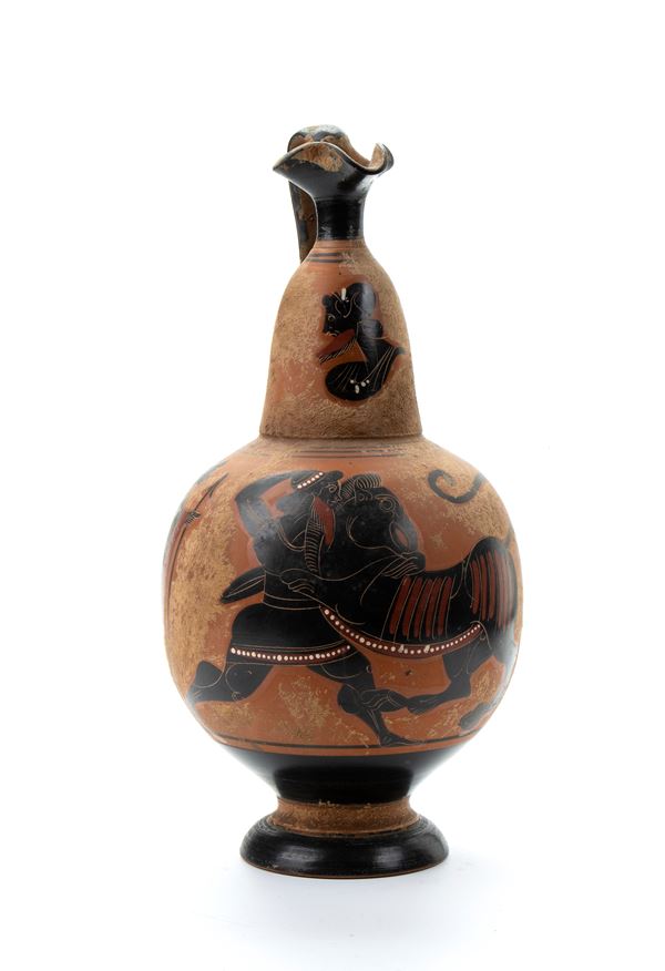 Oinochoe in ceramica arcaica a figure nere con teoria di guerrieri