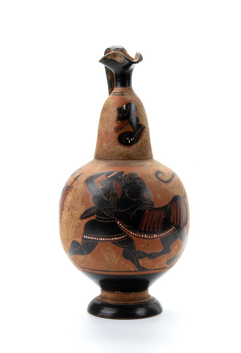Oinochoe in Ceramica Arcaica a Figure Nere con Teoria di Guerrieri