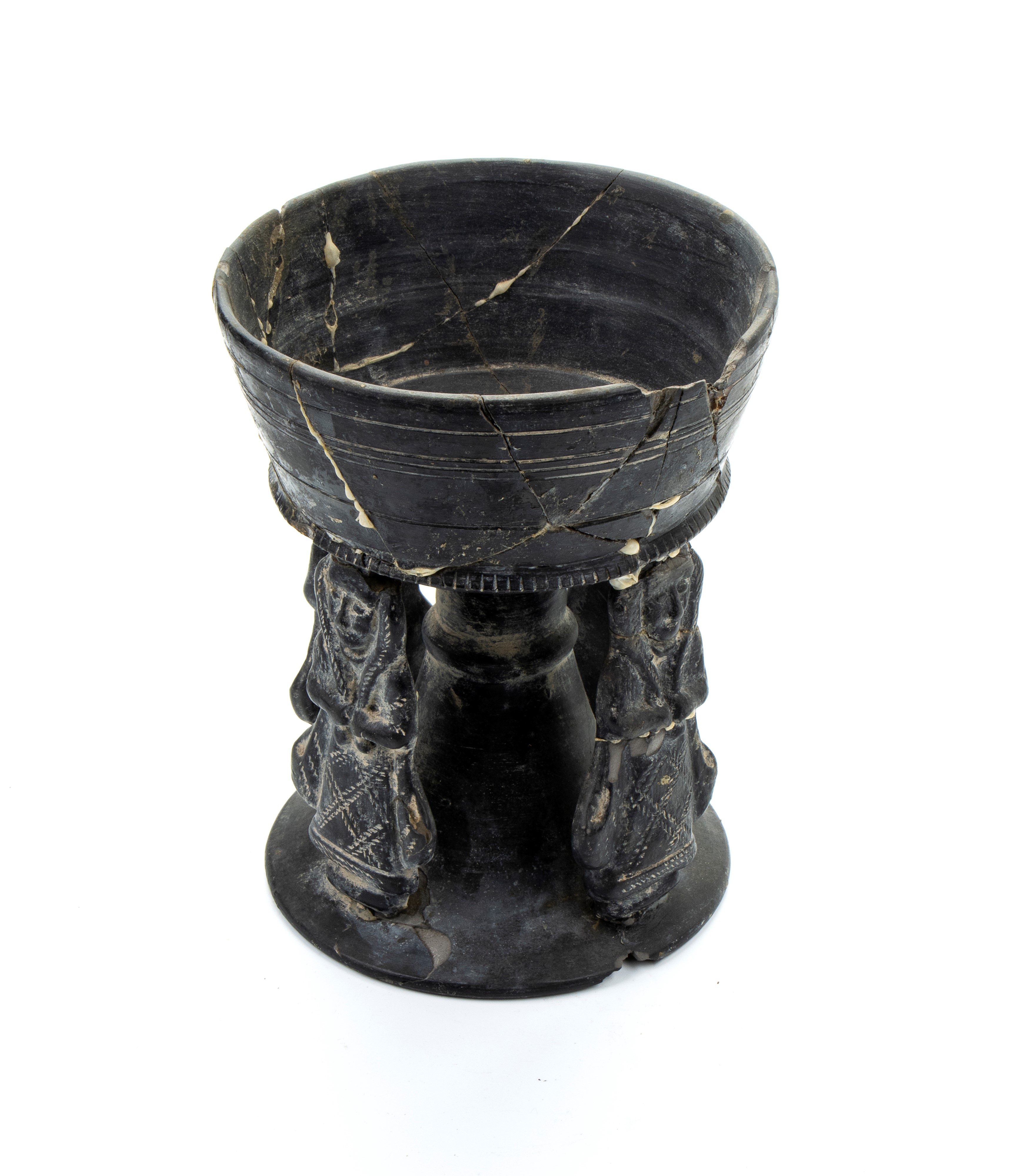 Coppa in ceramica buccheroide con sostegni antopomorfi e decori a filettature concentriche incise