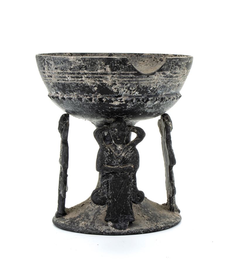 Coppa in ceramica buccheroide con sostegni antopomorfi e decori a filettature concentriche graffi...