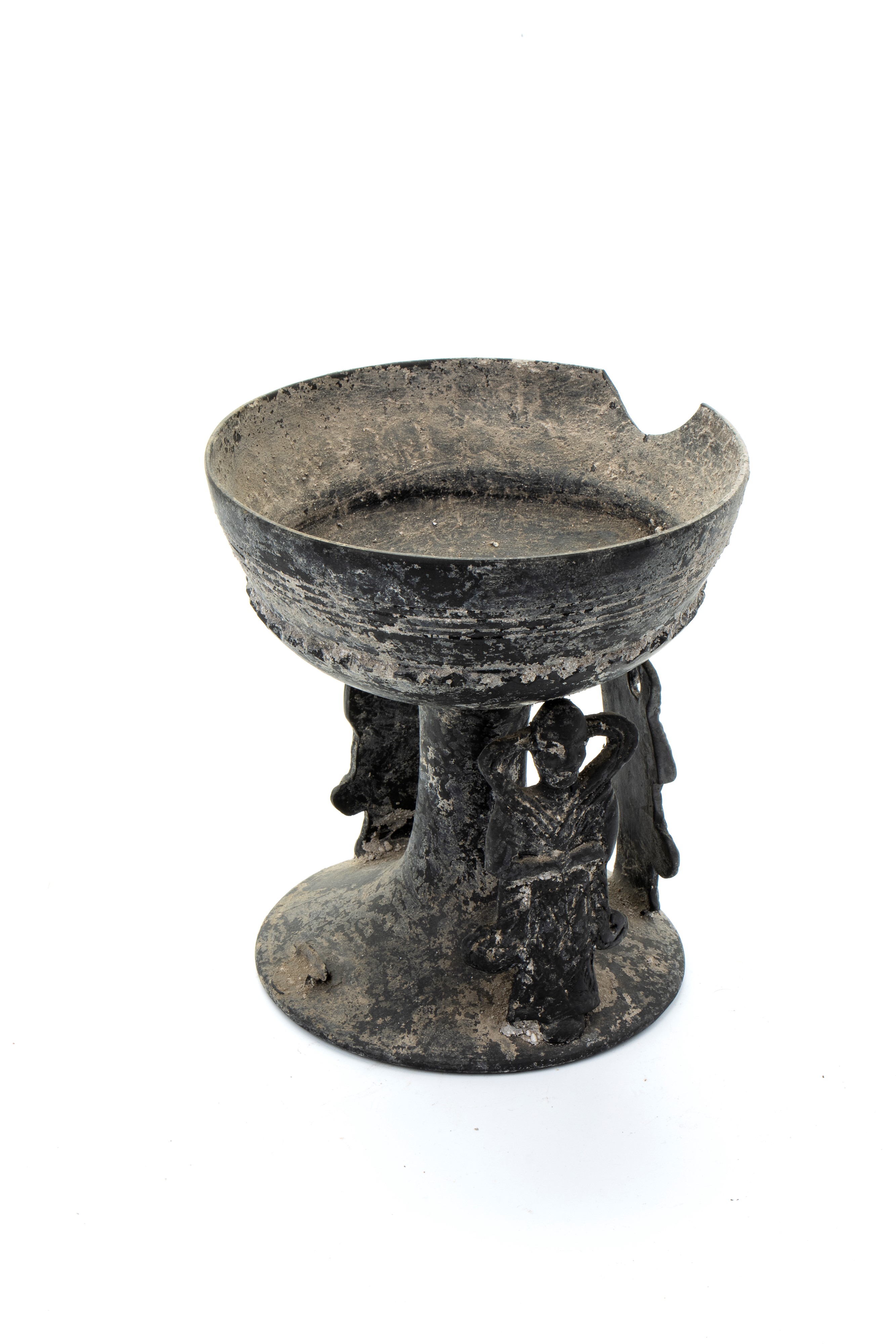 Coppa in ceramica buccheroide con sostegni antopomorfi e decori a filettature concentriche graffi...