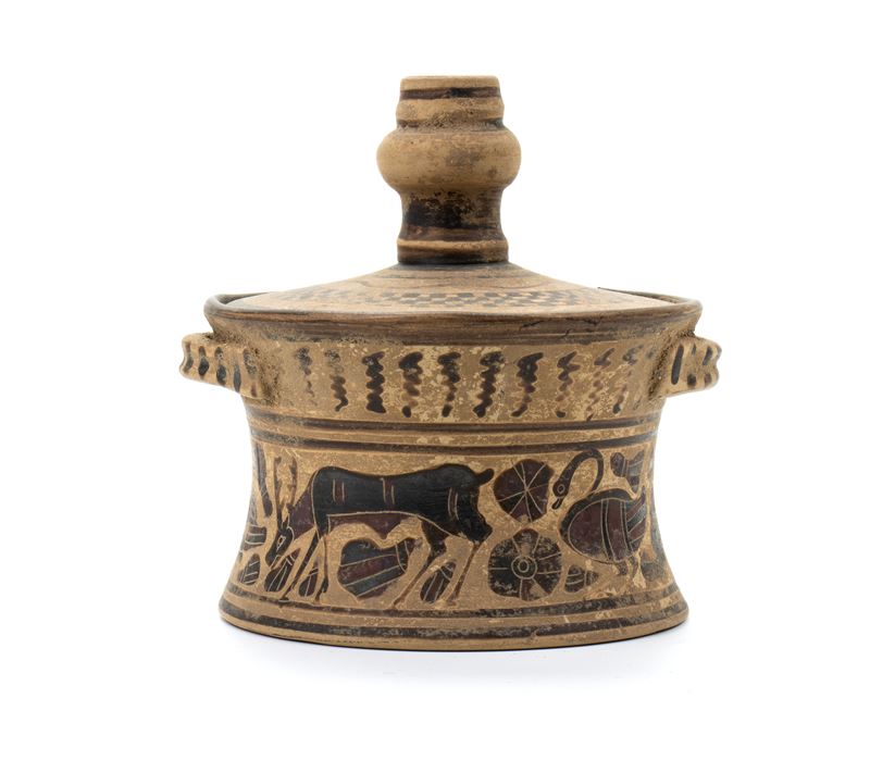 Urna cilindrica rastremata in ceramica arcaica a figure nere con decorazioni zoomorfiche sul corp...