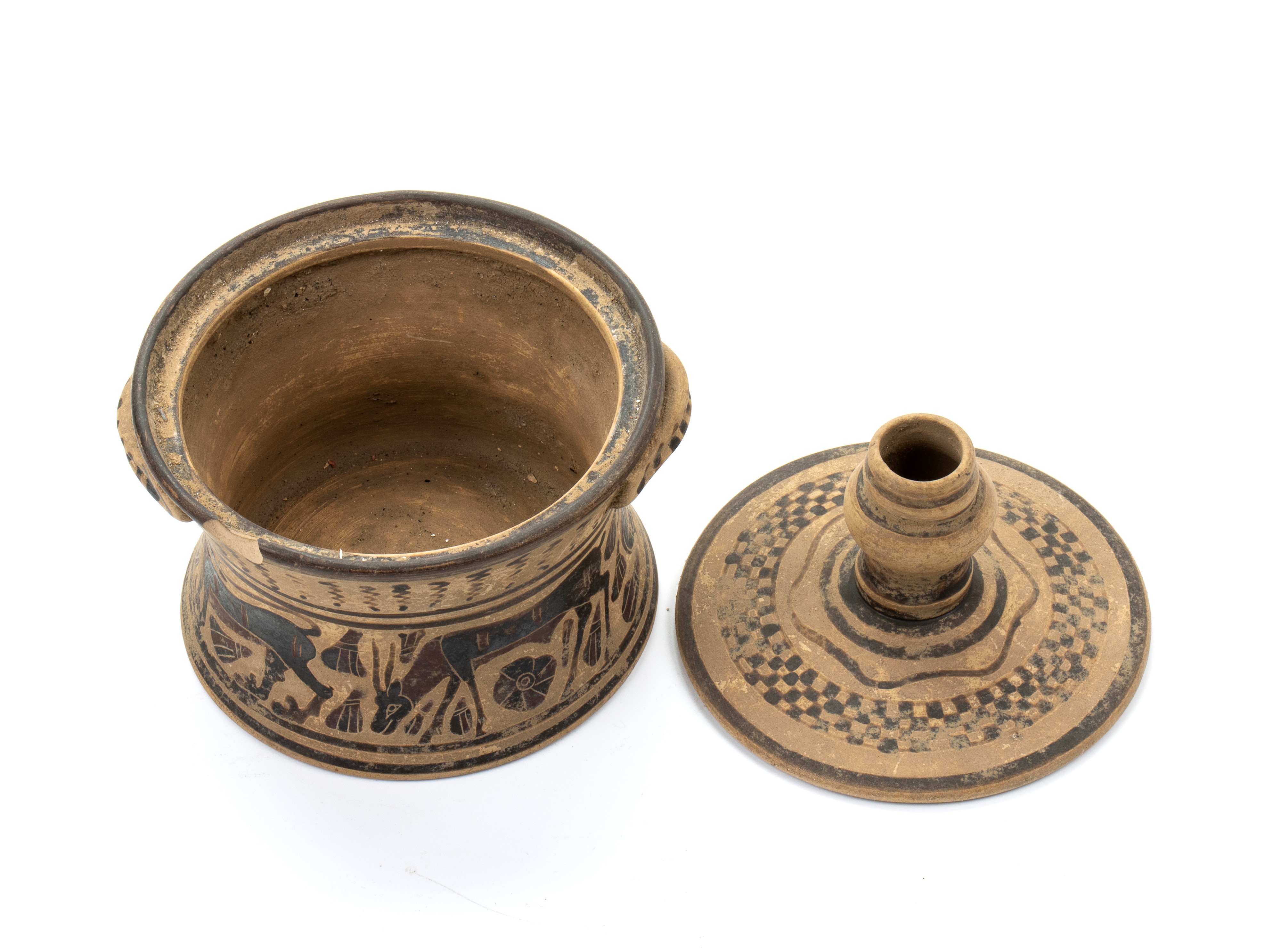 Urna cilindrica rastremata in ceramica arcaica a figure nere con decorazioni zoomorfiche sul corp...