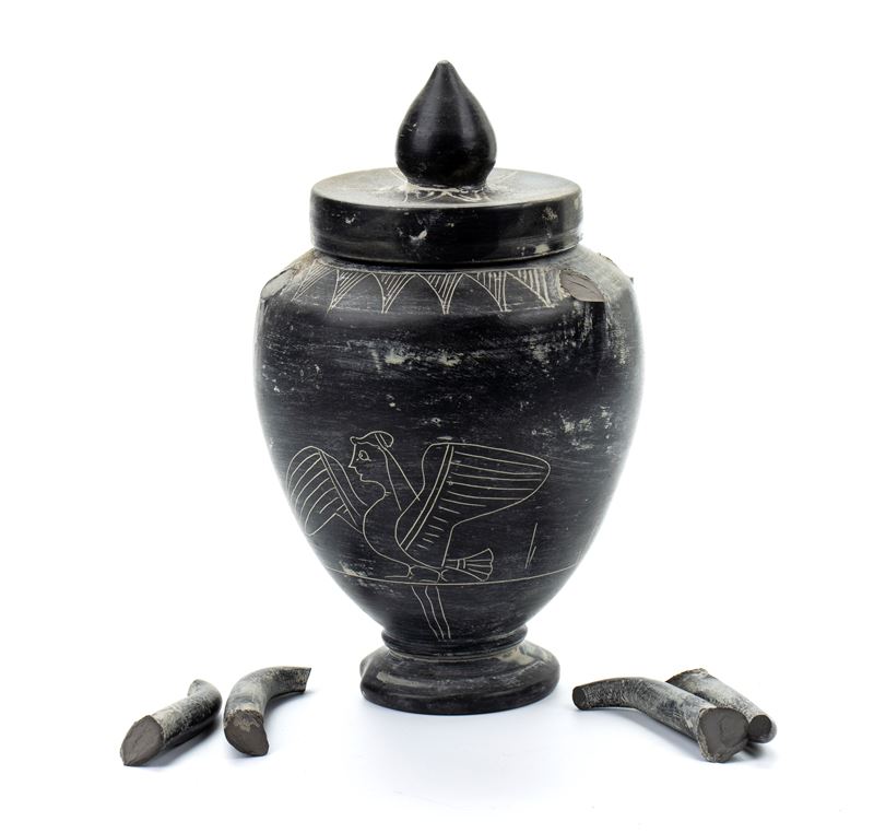 Urna in ceramica buccheroide con decori graffiti zoomorfi