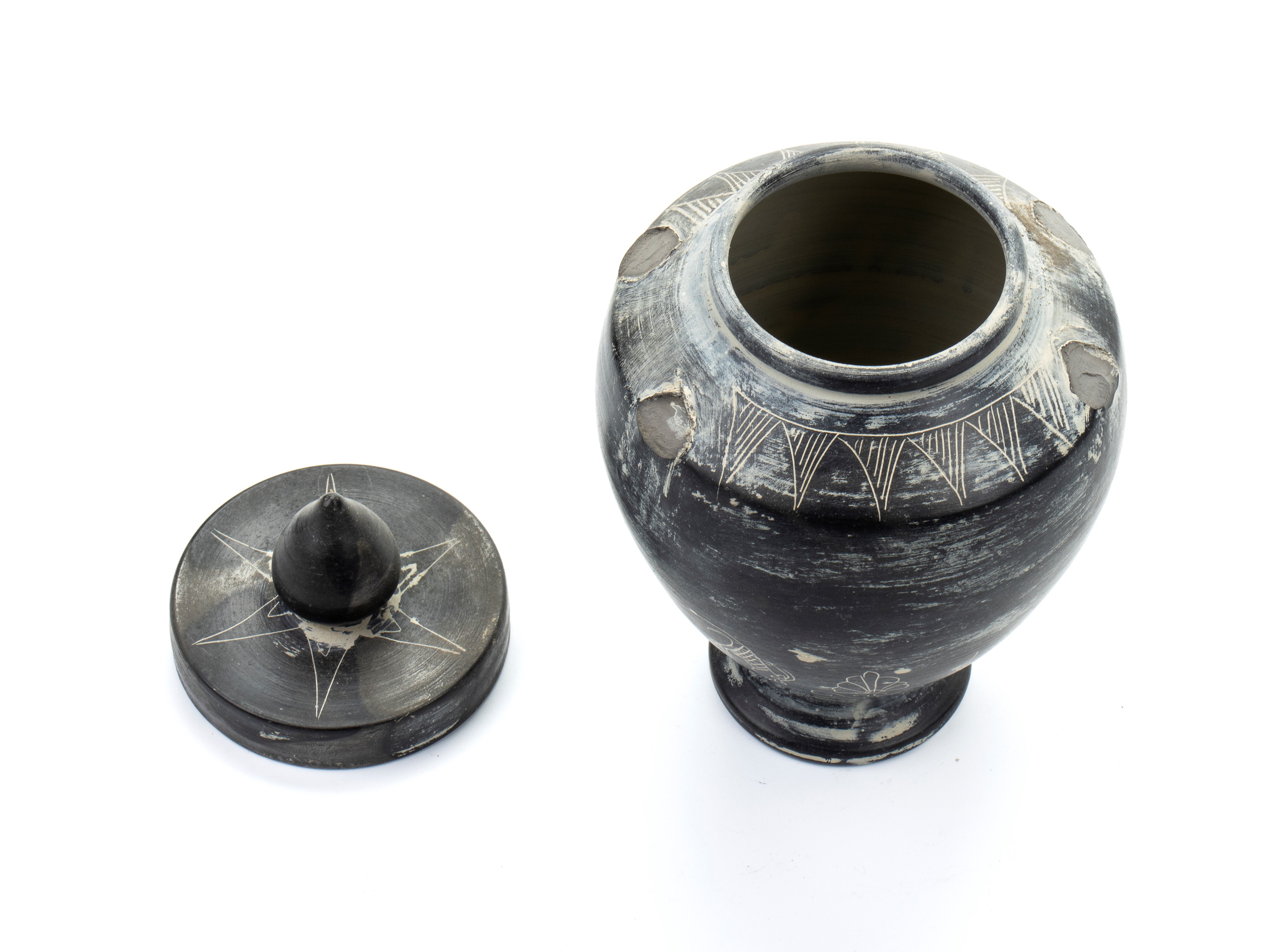 Urna in ceramica buccheroide con decori graffiti zoomorfi