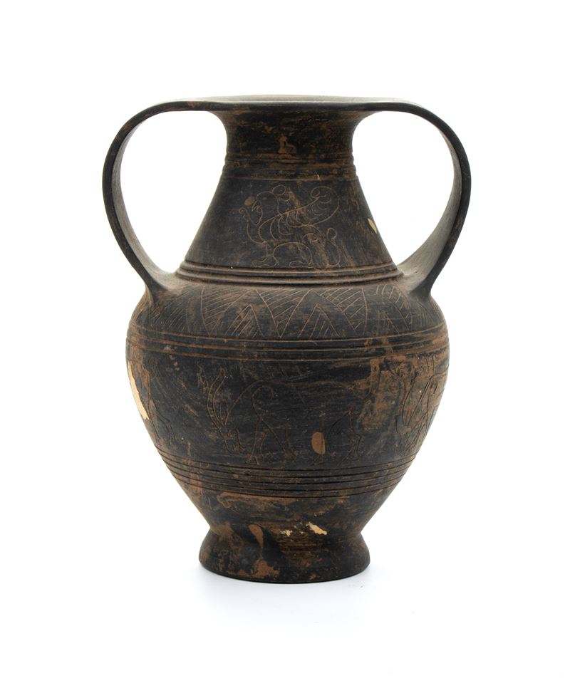 Piccola anfora in ceramica buccheroide biansata e graffita con decori zoomorfi e geometrici alter...