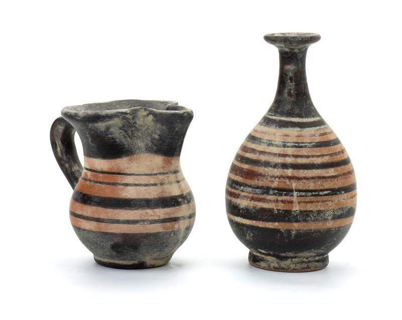 Lotto di piccolo versatoio in ceramica arcaica nera e rossa con becco carenato ed ampolla decorat...