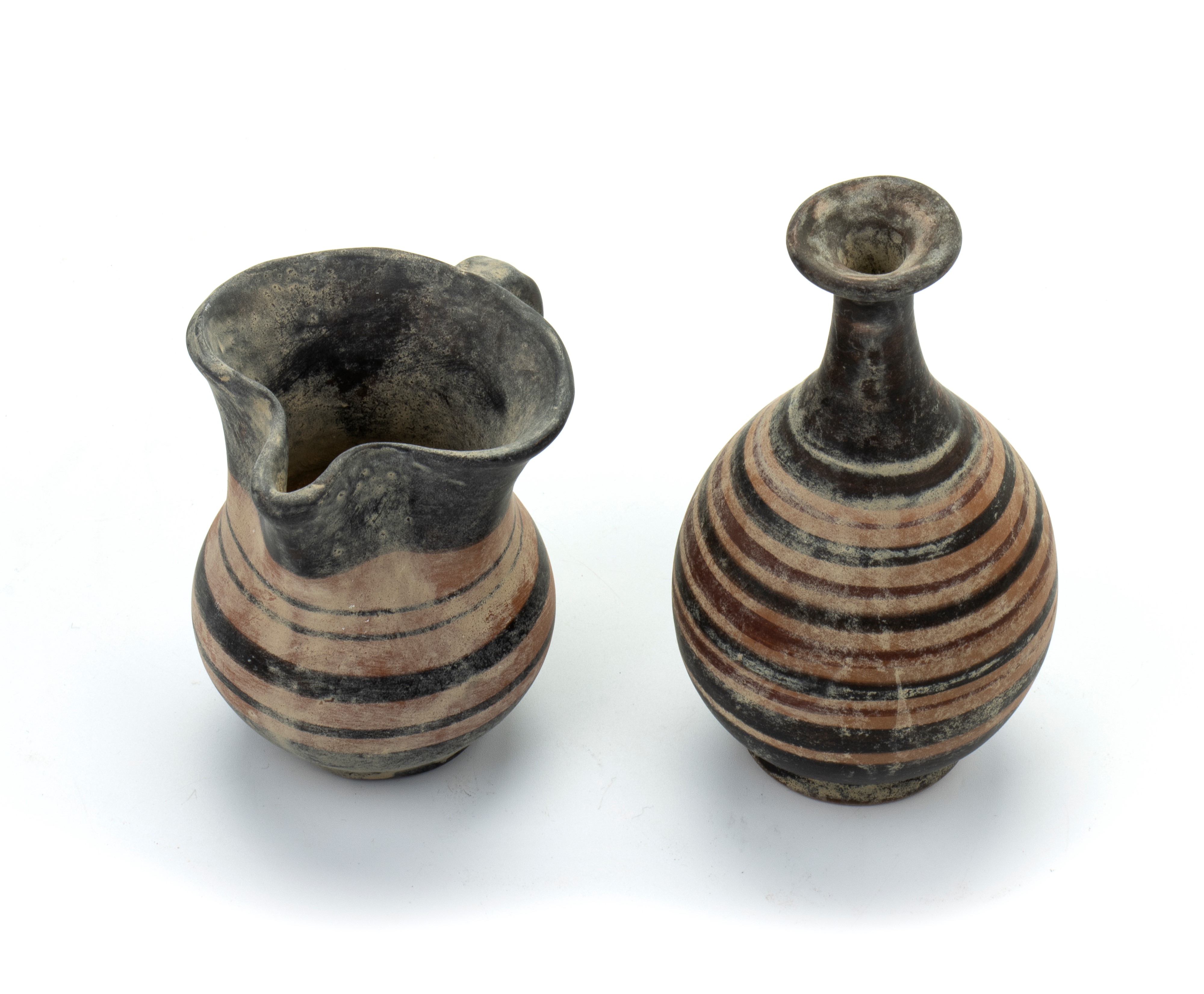 Lotto di piccolo versatoio in ceramica arcaica nera e rossa con becco carenato ed ampolla decorat...