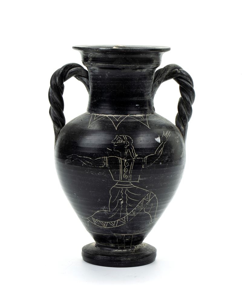 Anfora in ceramica buccheroide biansata con manici a tortiglione e decoro graffito di danzatori s...