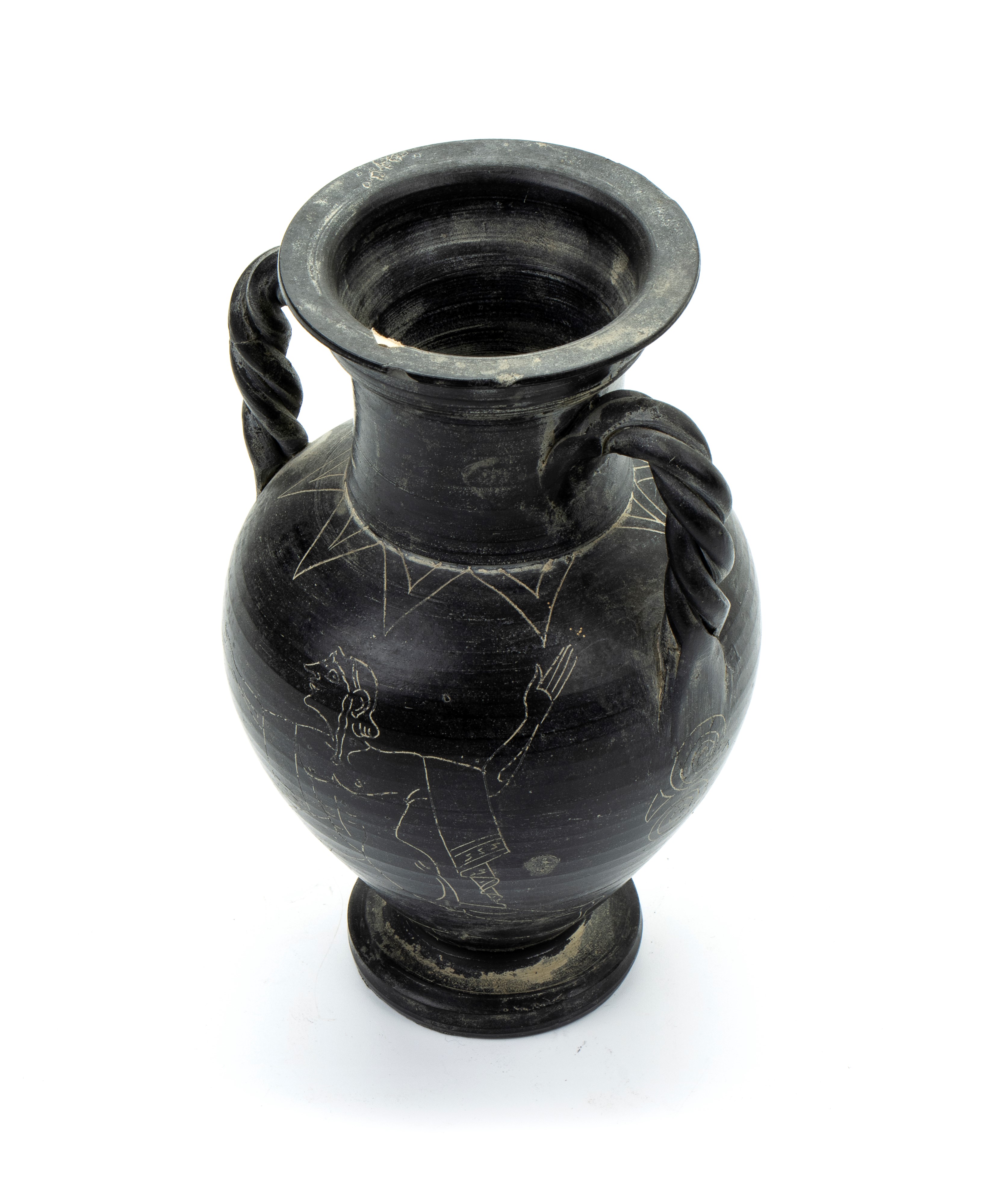 Anfora in ceramica buccheroide biansata con manici a tortiglione e decoro graffito di danzatori s...