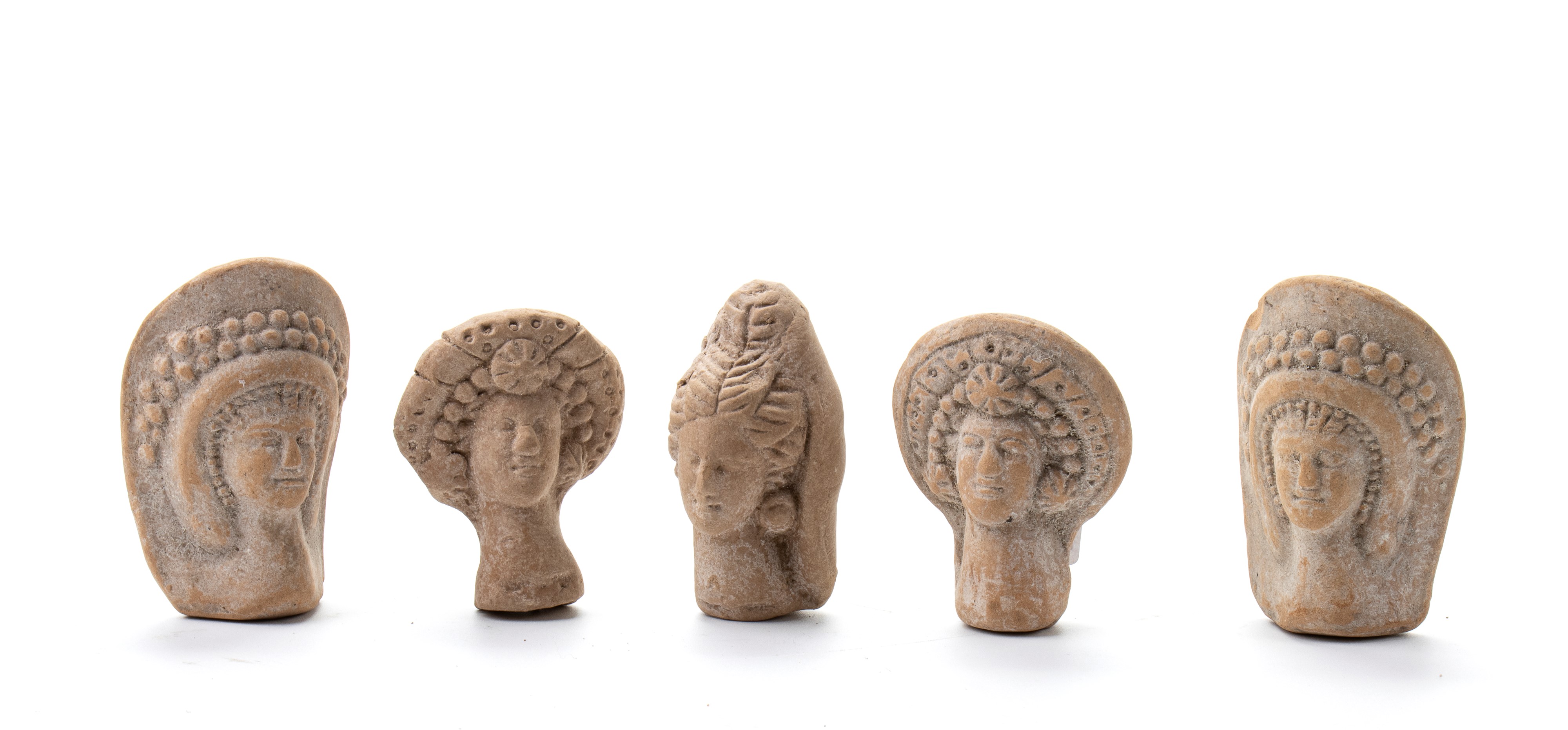 Lotto di 5 teste muliebri in terracotta in stile arcaico, probabili divinità