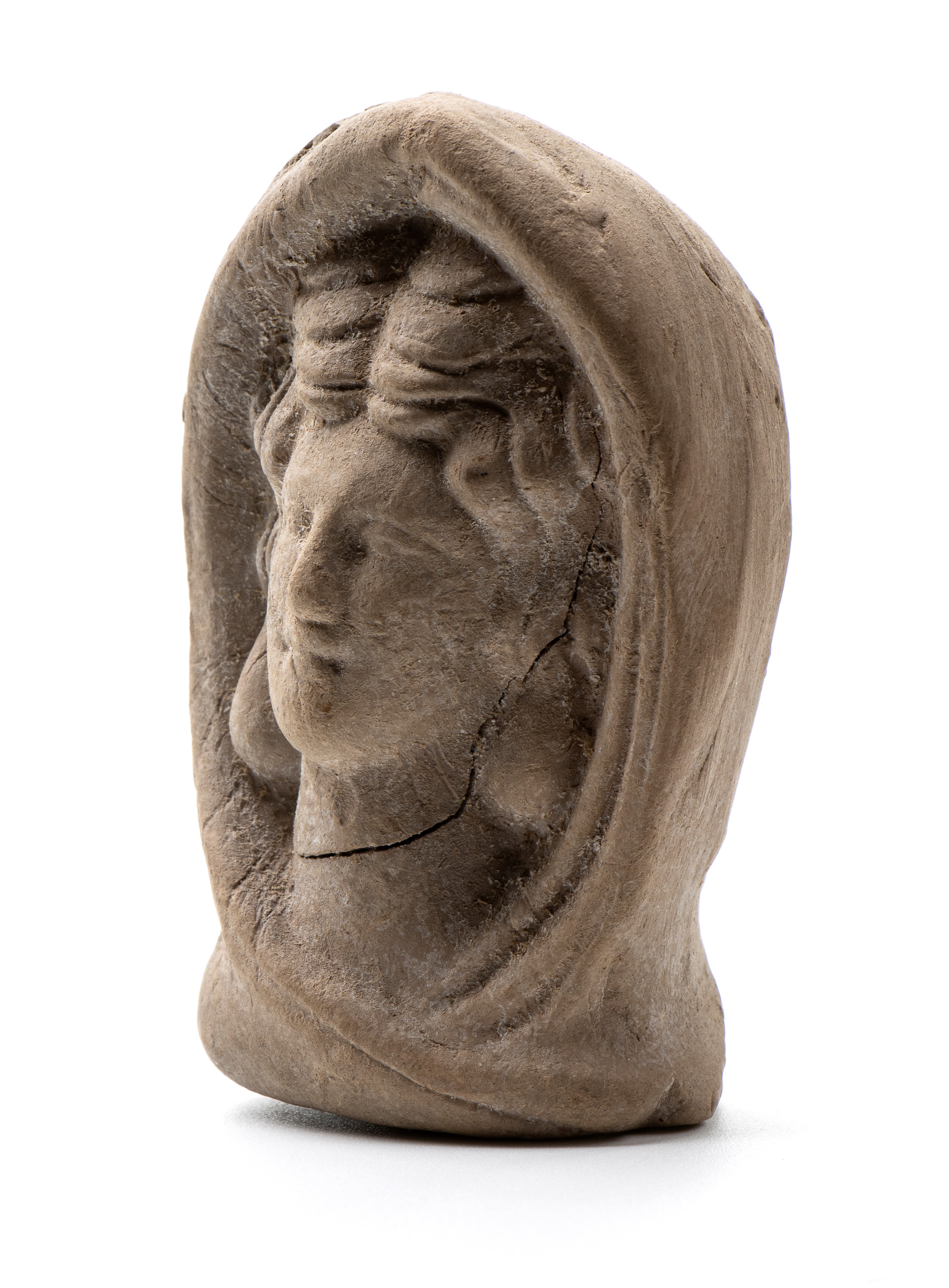 Piccola antefissa in terracotta rappresentante testa muliebre