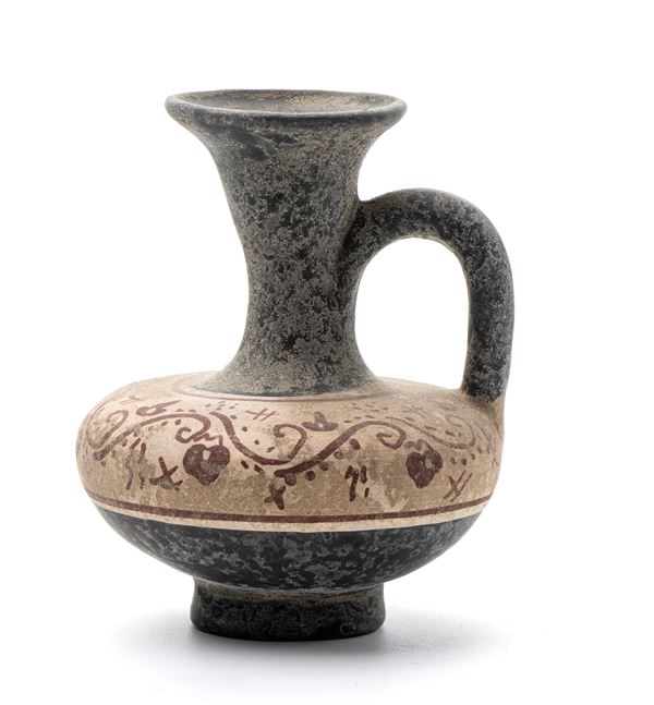 Piccolo oinochoe in ceramica arcaica con decoro a tralcio di vite stilizzato 