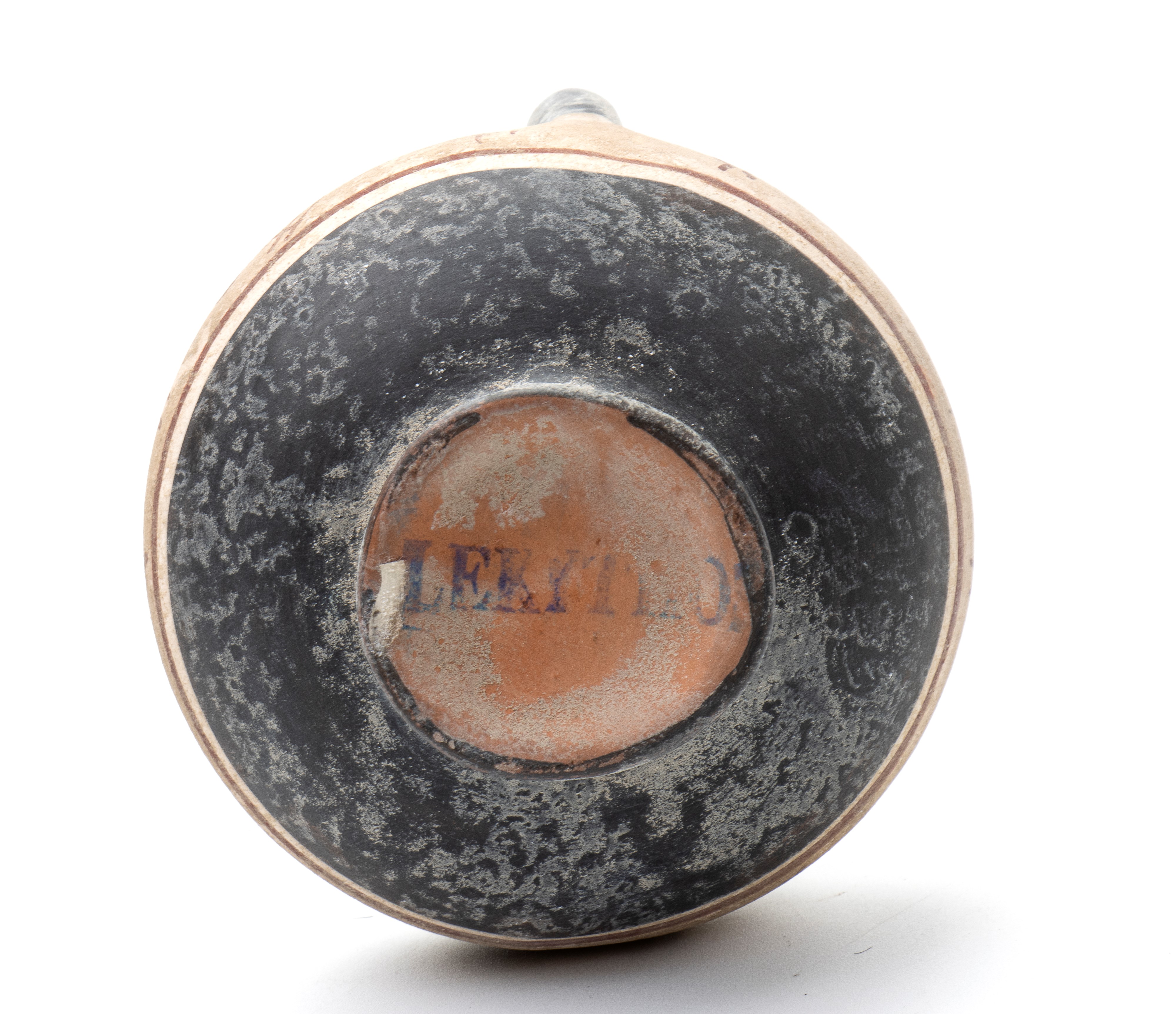 Piccolo oinochoe in ceramica arcaica con decoro a tralcio di vite stilizzato