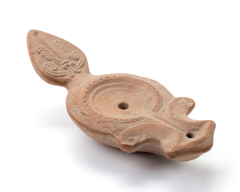 Lucerna in terracotta con decorazione geometrica e a foglie d'acanto