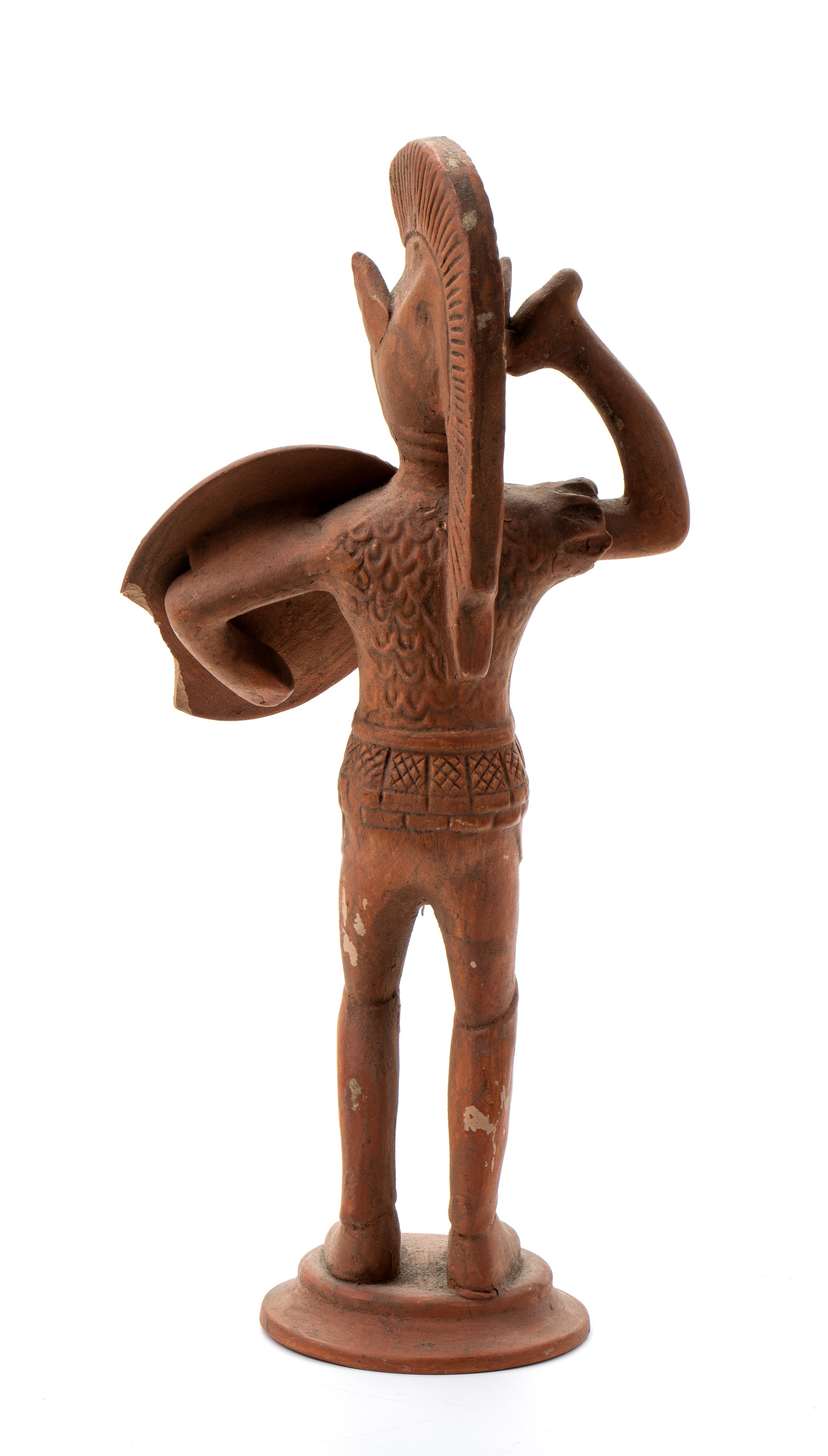 Scultura in terracotta raffigurante un guerriero etrusco con elmo, spada, scudo ed armatura