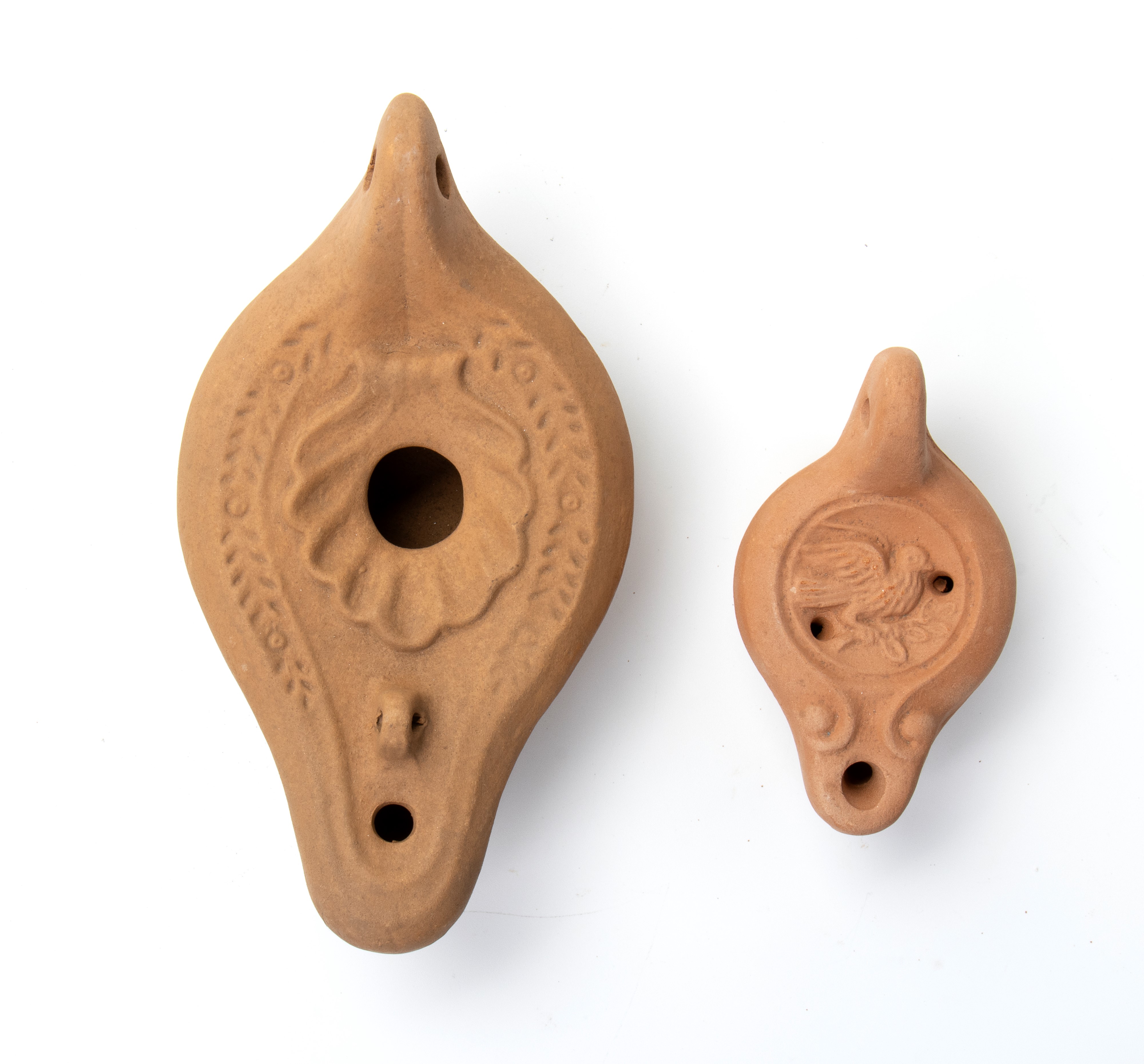 Lotto di due lucerne in terracottaa Catacombe San Callisto