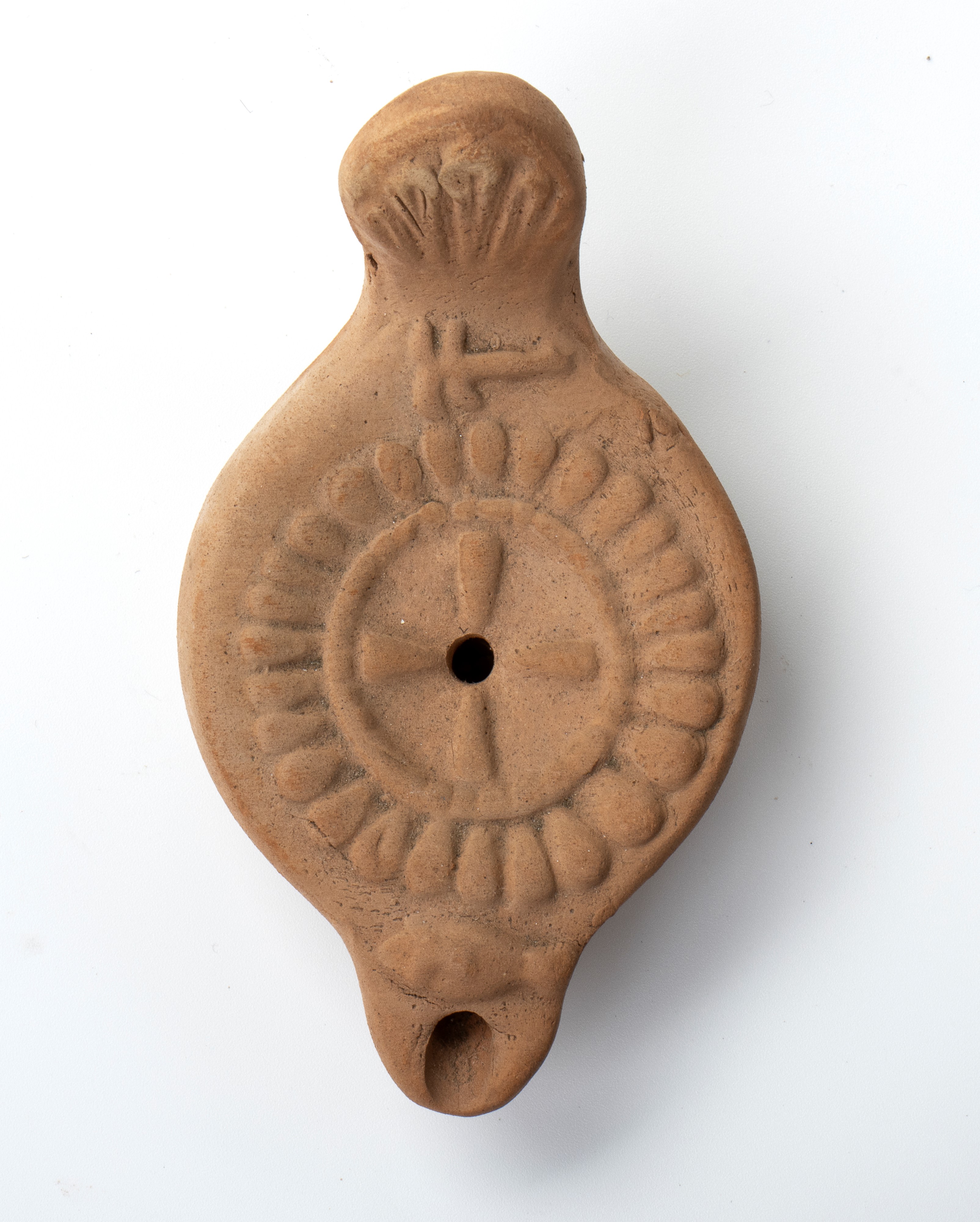 Lucerna in terracotta con rilievi concentrici