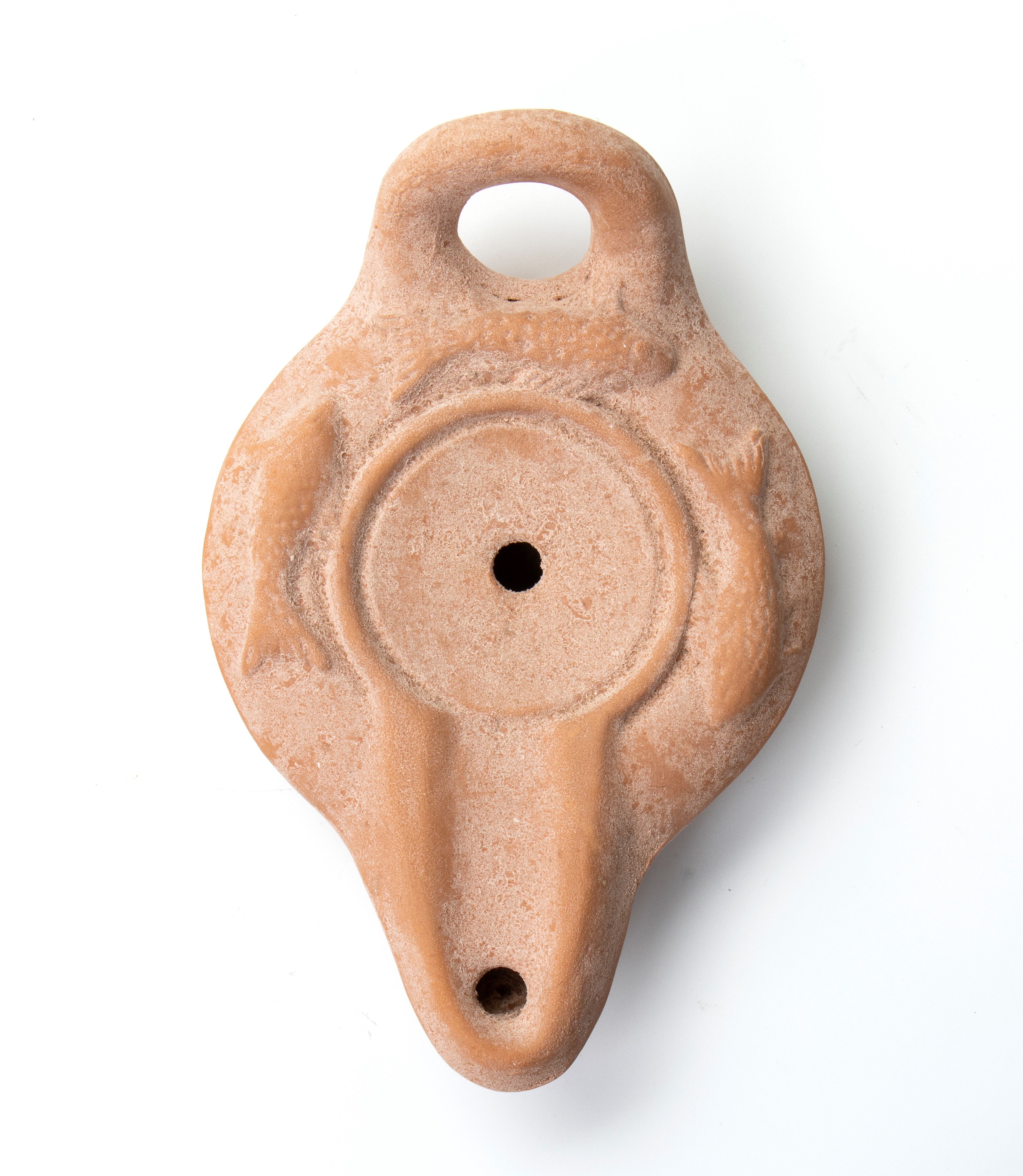 Lucerna in terracotta decorata con figure di tre pesci a rilievo