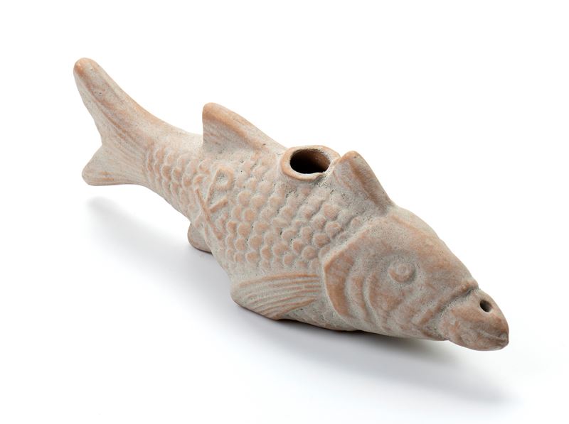 Lucerna a forma di pesce con monogramma a rilievo di croce costantiniana composto da lettera X (C...