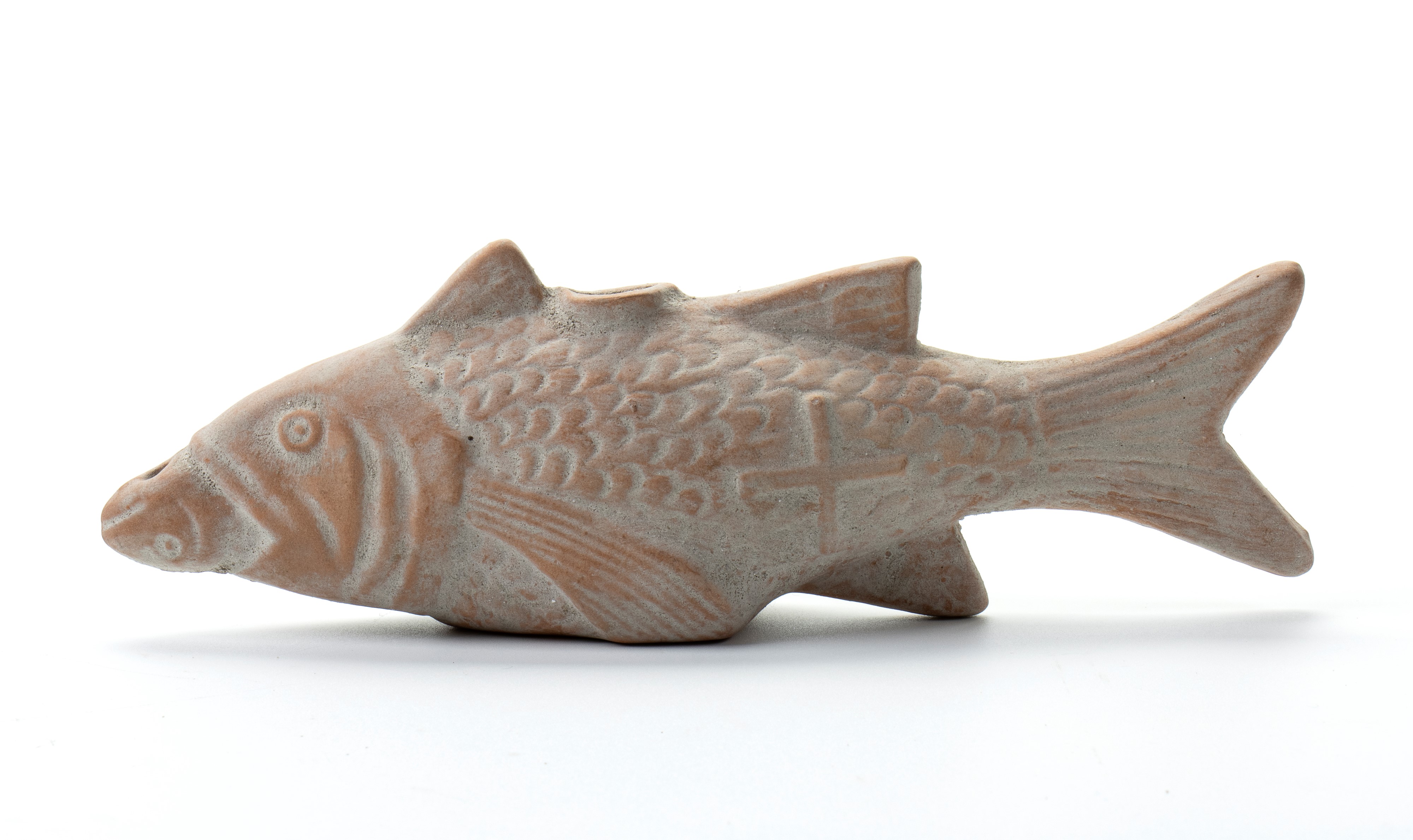 Lucerna a forma di pesce con monogramma a rilievo di croce costantiniana composto da lettera X (C...