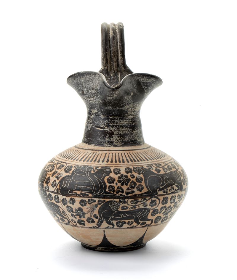 Oinochoe con decorazioni di sfingi alate e motivi fogliati