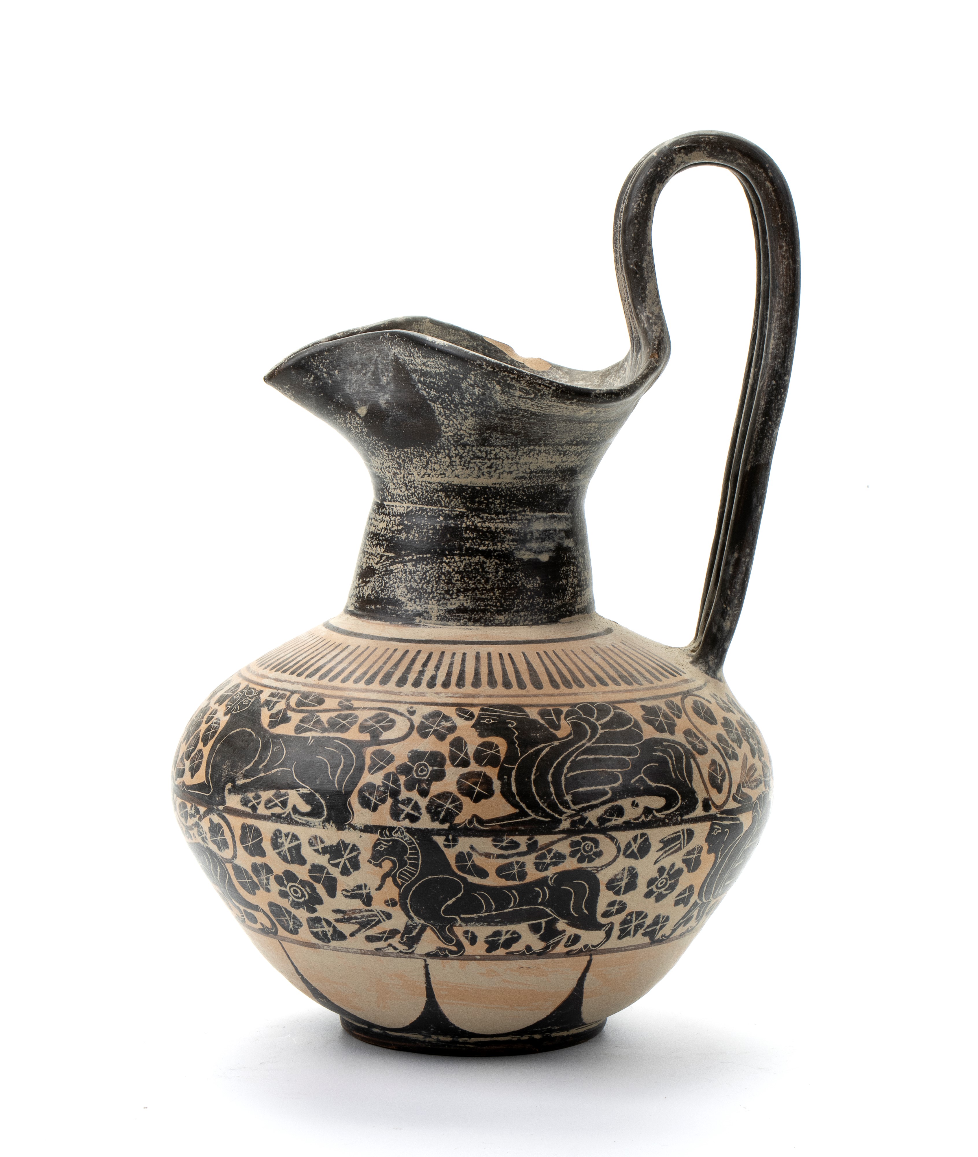 Oinochoe con decorazioni di sfingi alate e motivi fogliati
