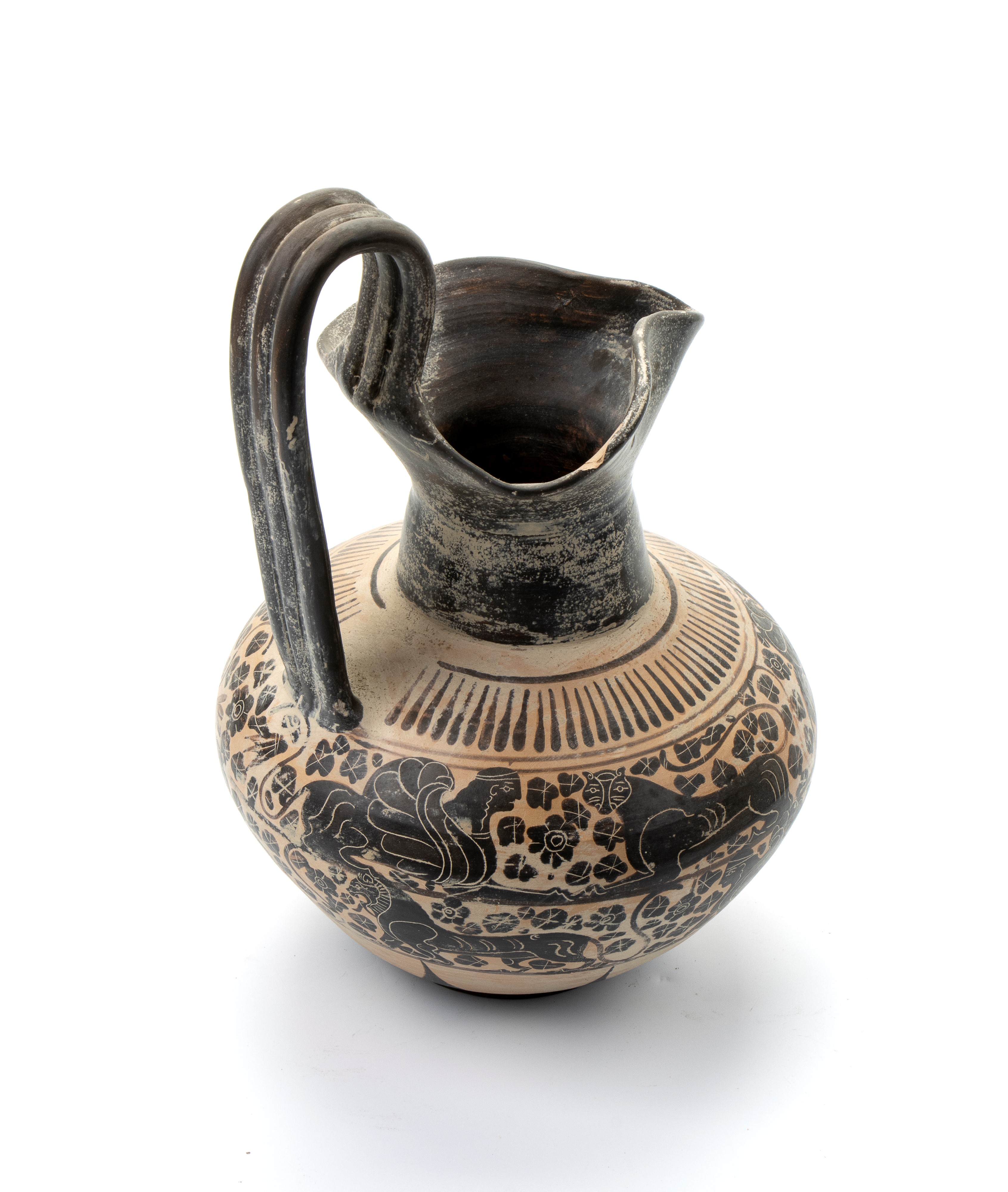 Oinochoe con decorazioni di sfingi alate e motivi fogliati