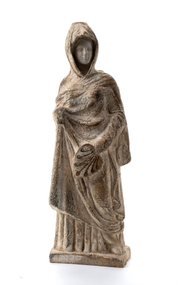 Tanagrina in terracotta (un tempo recante in testa una thoila, tipico cappello a punta) con kekriphalos che le avvolge il capo