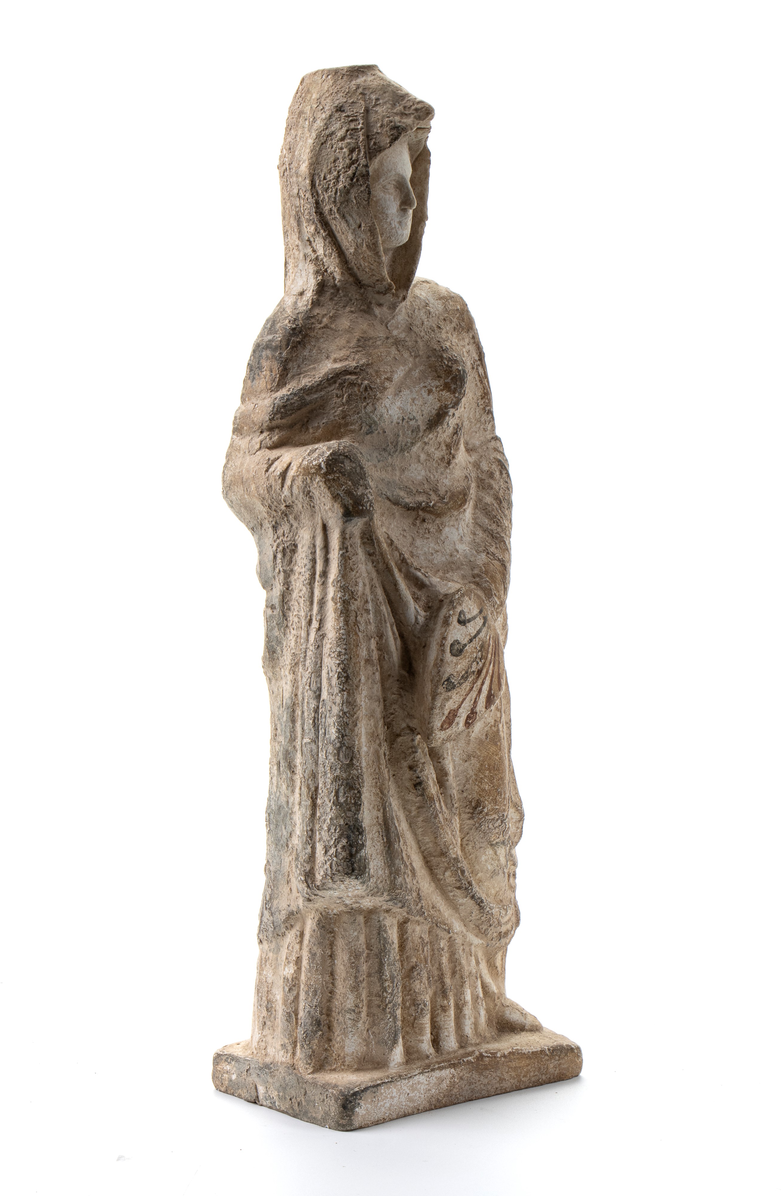 Tanagrina in terracotta (un tempo recante in testa una thoila, tipico cappello a punta) con kekri...