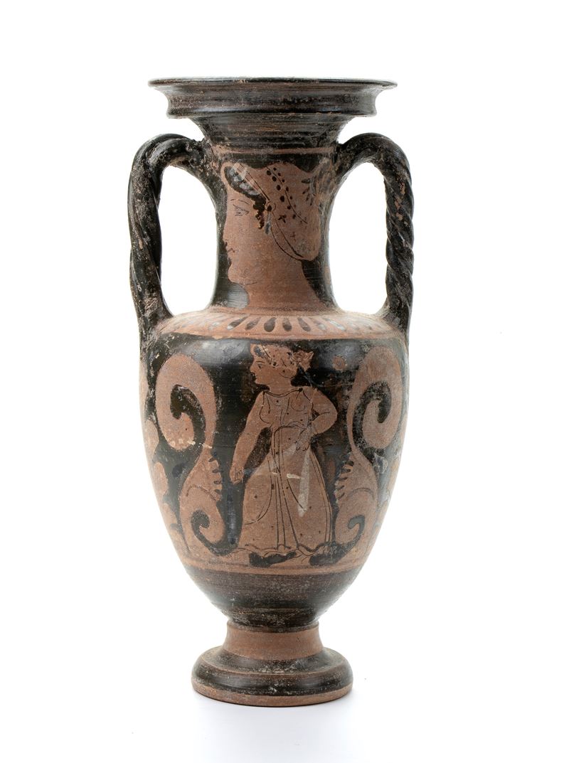 Anfora biansata in ceramica classica a figure rosse decorata con danzatrice tra due girali di aca...