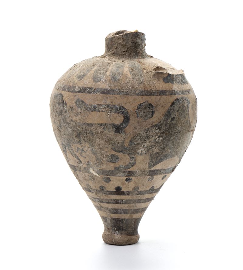 Piccolo vasetto piriforme in ceramica arcaiche decorato con figure nere