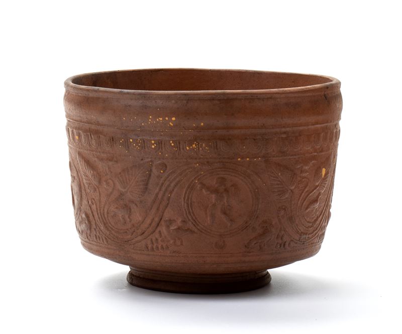 Coppa in Ceramica "sigillata" con Decoro a Racemi Fioriti Abitati (figure di Uccelli e Hermes)