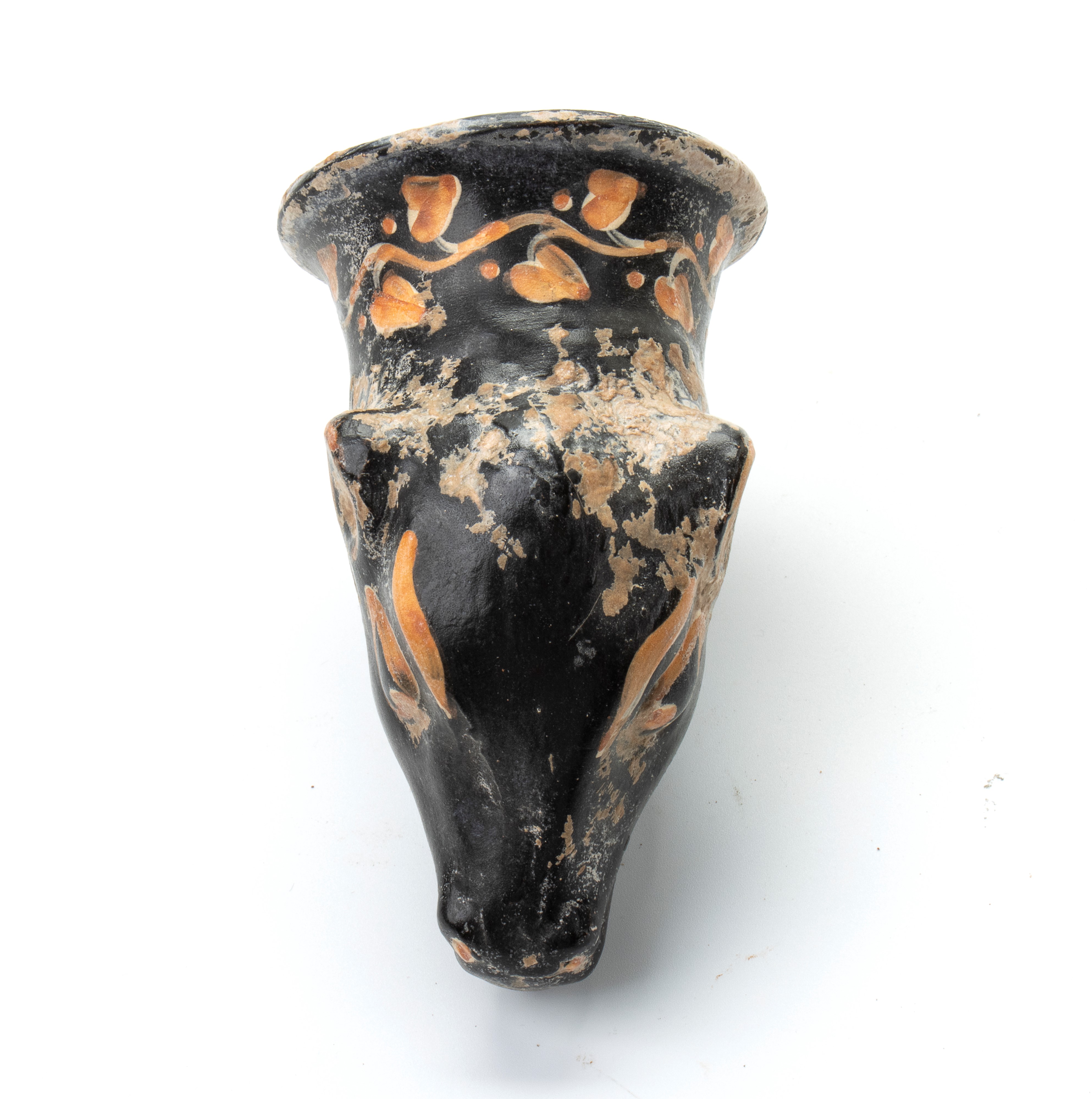 Kantharos zoomorfo in ceramica arcaica nera con decoro a rilievo di tralci fogliati