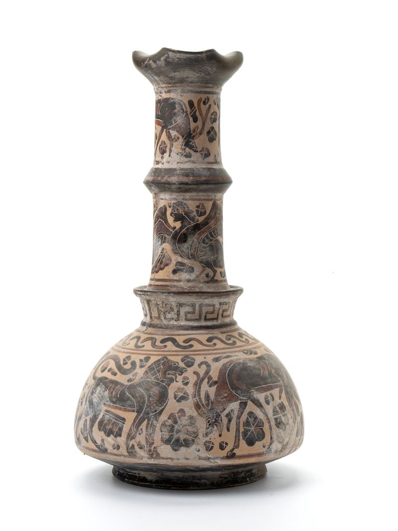 Particolare Anfora in Ceramica Arcaica a Figure Nere con Manico a Doppia Ansa. Decorazioni con An...