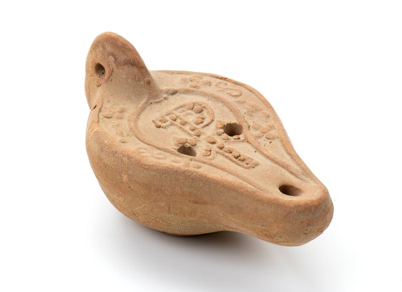 Piccola lucerna in terracotta a rilievo con stemma pontificio puntinato