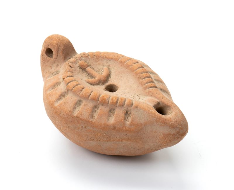 Piccola Lucerna con Ancora in Terracotta a Rilievo