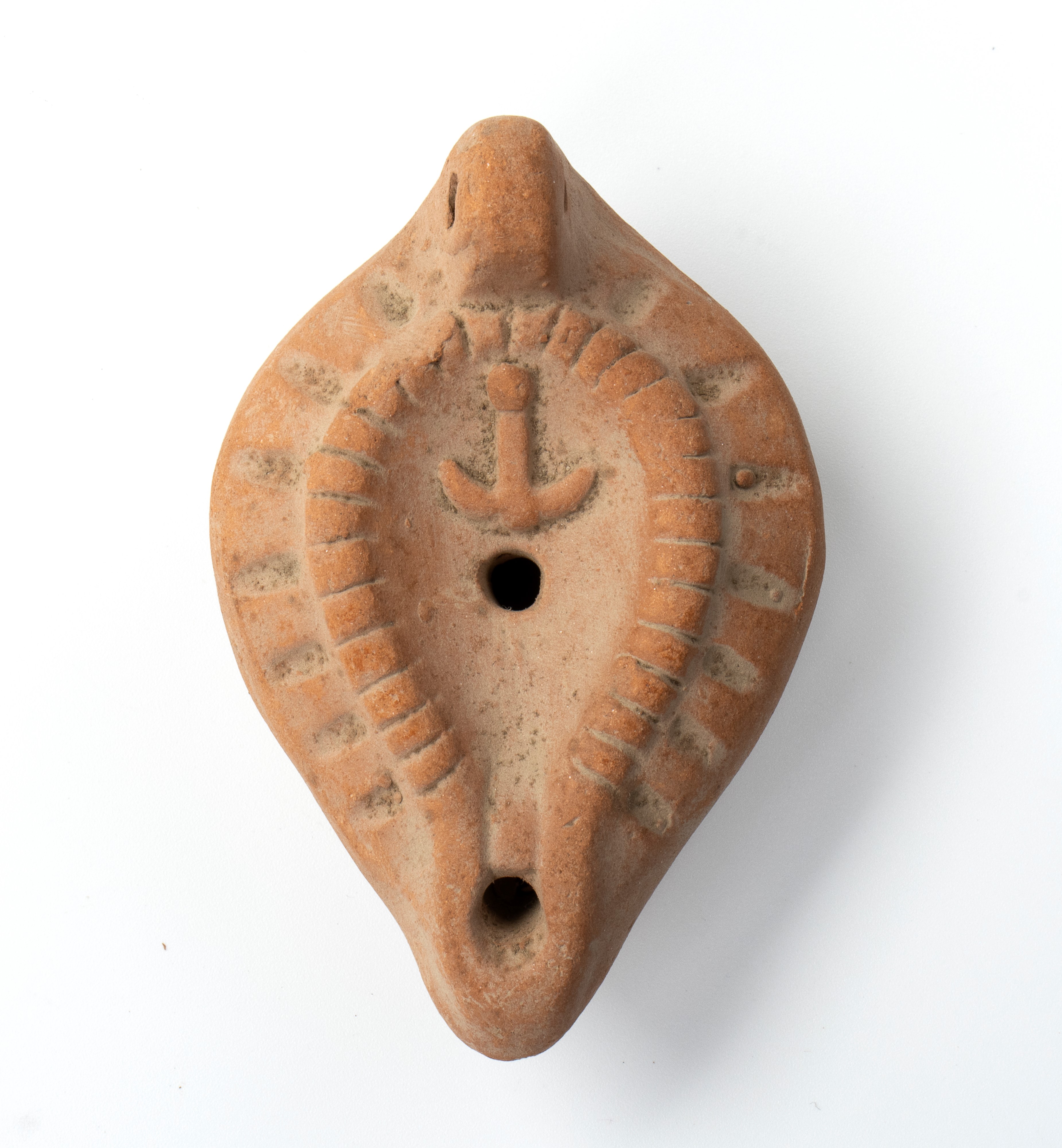 Piccola Lucerna con Ancora in Terracotta a Rilievo