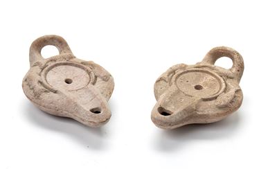 Coppia di Lucerne in Terracotta con Pesci a Rilievo, di Cui una con Coperchio