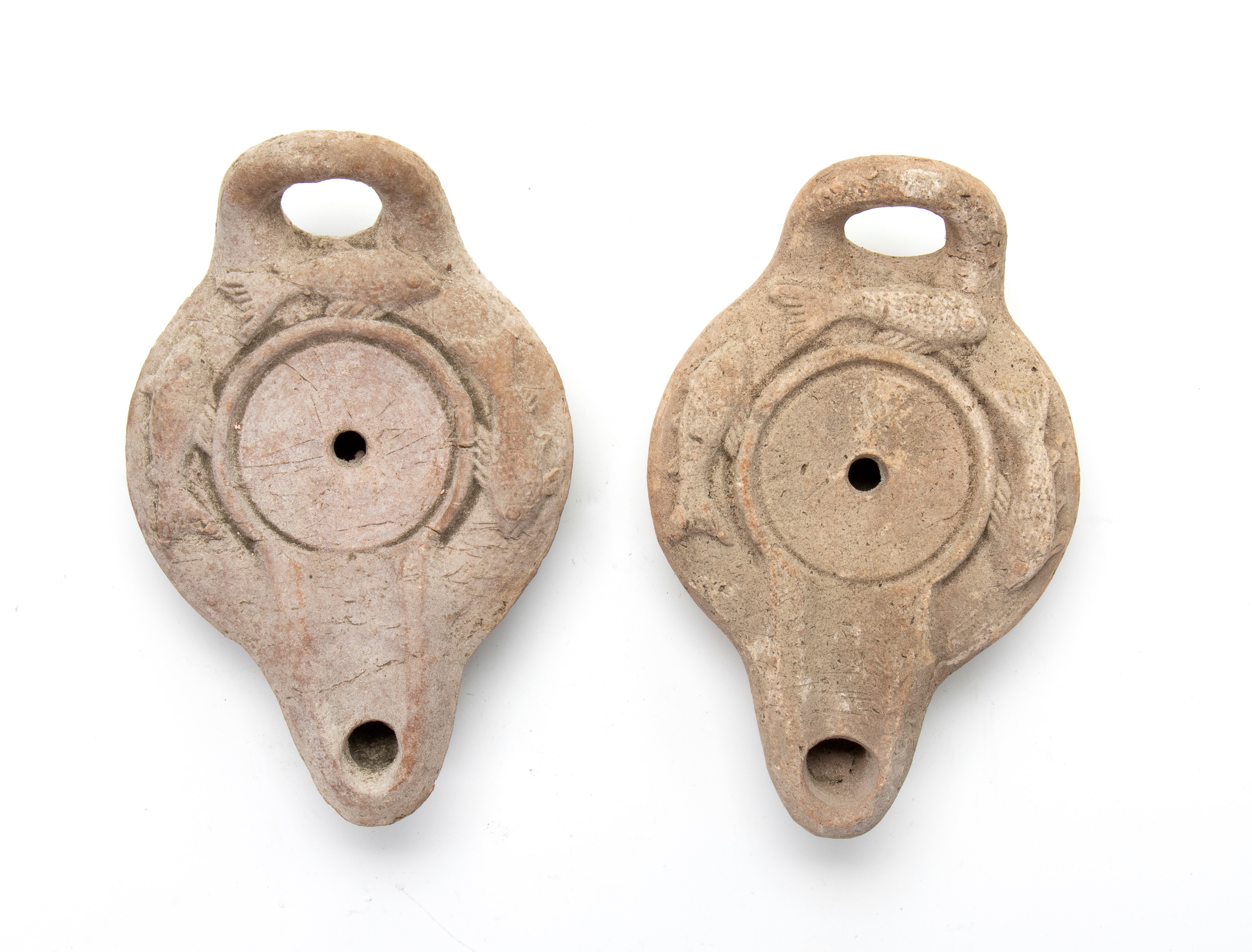 Coppia di Lucerne in Terracotta con Pesci a Rilievo, di Cui una con Coperchio
