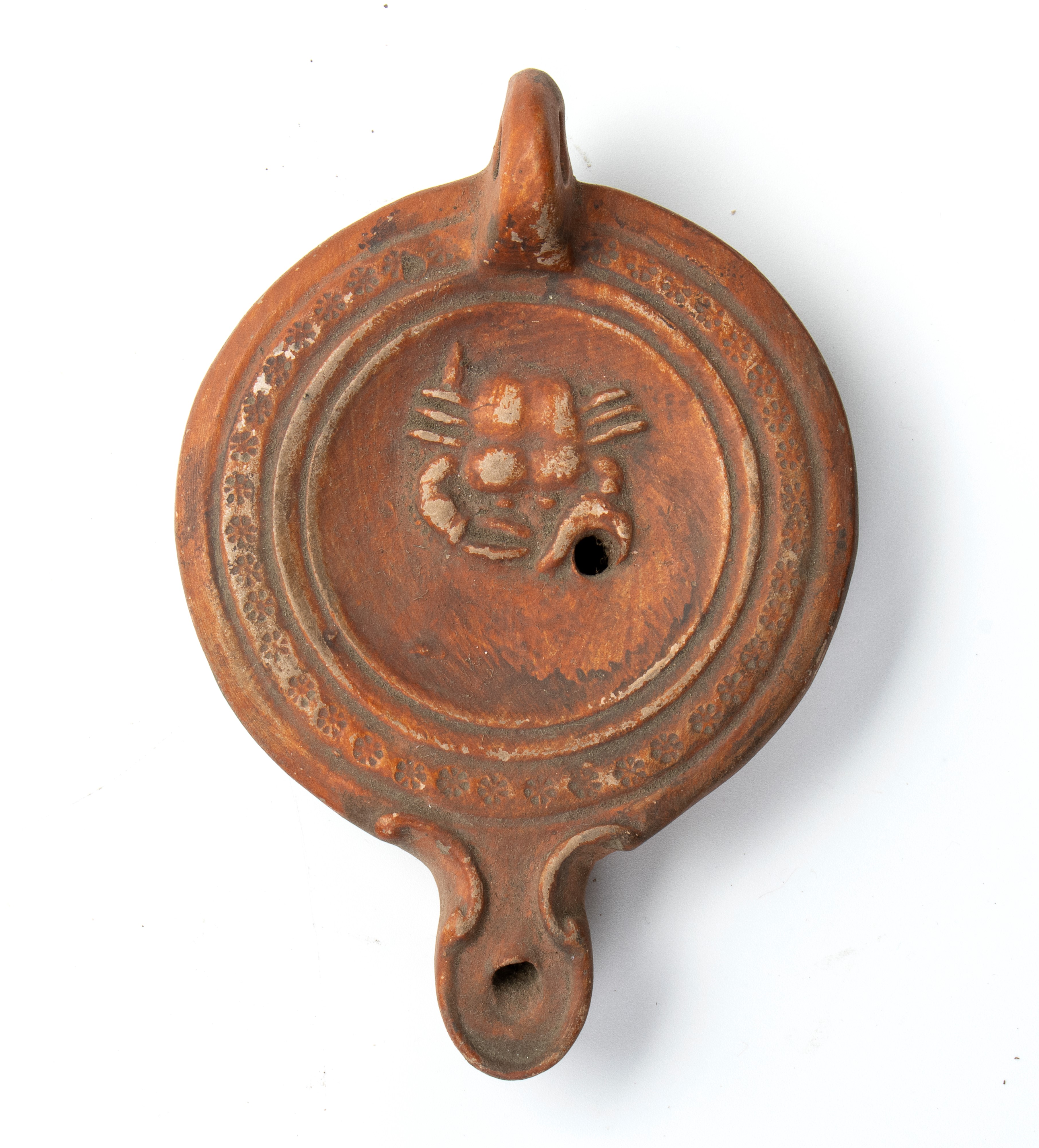 Lucerna in terracotta in rosso con granchio a rilievo
