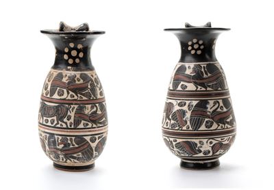 Coppia di Versatoi Ansati in Ceramica Arcaica con Decori Zoomorfi a Figre Nere nelle Tre Fasce