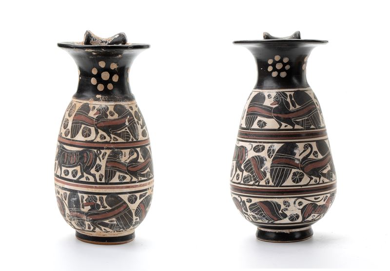 Coppia di Versatoi Ansati in Ceramica Arcaica con Decori Zoomorfi a Figre Nere nelle Tre Fasce